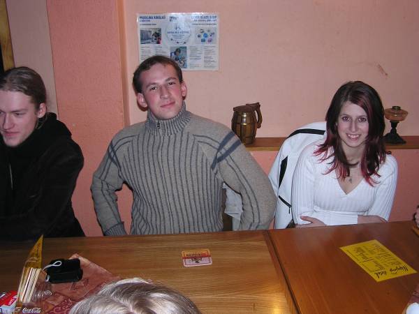 Zde nevm, zda-li Jindra pzuje, nebo se zlob, e stle nen ten znamenit npoj na stole