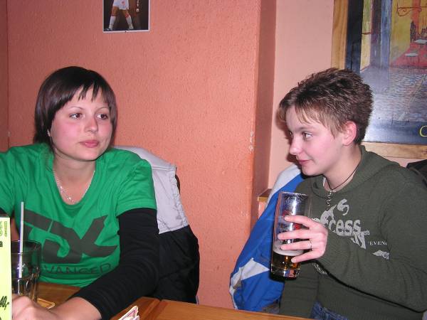 Mmk pivo HE...hmm koukm, e ti to je stejn jedno, kdy kouk nekam do... aha z okna :D:D